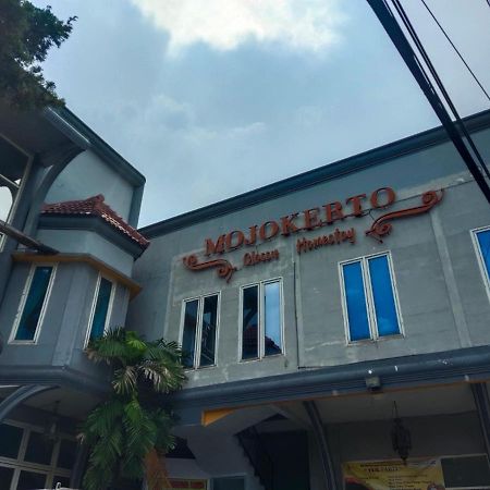 فندق موجوكيرتو كلاسيك هوم ستاي Mojokerto المظهر الخارجي الصورة
